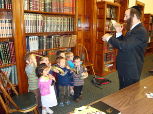 children%20with%20Rabbi.JPG