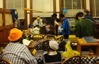 Rabbi%20Reading%20Megilla.jpg